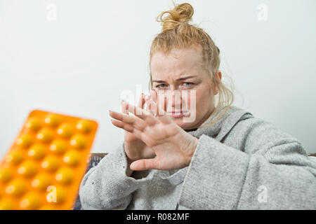 Frau wehrt sich von Drogen Stockfoto