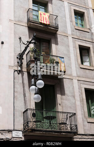 Eine typische Spanische Appartement Gebäude mit Balkonen in Barcelona, Spanien Stockfoto