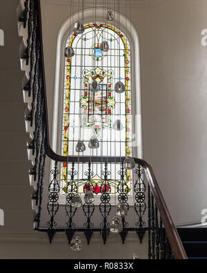 Glasfenster auf der Treppe von Pendelleuchte Stockfoto