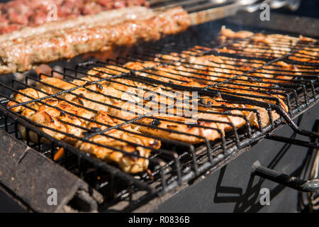 Verschiedene köstliche gegrillte Fleisch über die Kohlen im Grill. Stockfoto