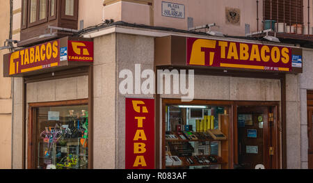 Toledo, Spanien - 28. April 2018 - vor einem Tabakladen im historischen Zentrum der Stadt, an einem Frühlingstag Stockfoto