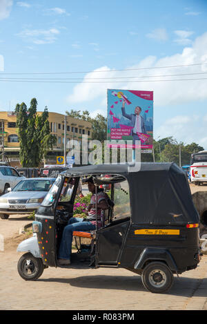 Riesige Reklametafeln mit Tuk Tuk in Mombasa Kenia Stockfoto