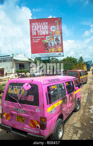 Riesige Reklametafeln in Mombasa mit Mini bus Kenia Stockfoto