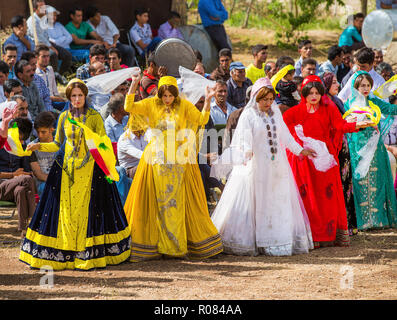 Qashqai traditionelle Tänze während der Hochzeitszeremonie, Nomaden Menschen des Iran. Stockfoto