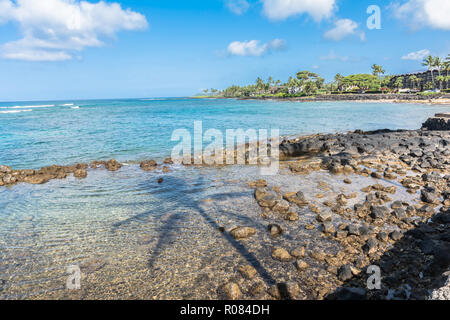 Transparentes Wasser entlang der Küste von Wasserspeienden Horn in Kauai, Hawaii Stockfoto