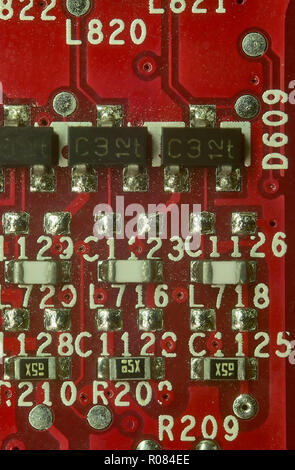 Detail eines Details für bestimmte elektronische Bauteile wie Widerstände und Kondensatoren montiert und auf seine elektronische Karte verschweißt. Stockfoto