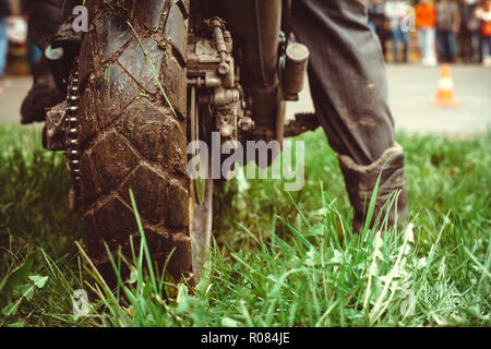 In der Nähe von biker sitzen auf dem Motorrad im Ausgangspunkt vor dem Start des Rennens Stockfoto