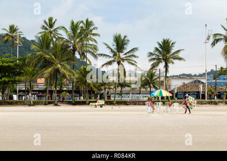 Guaruja, SP, Brasilien - 16. Februar 2018. Enseada Strand in Guaruja, Brasilien. Stockfoto