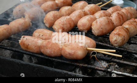 Sai Krok Isan oder Nordöstliche thailändische Wurst ist eine beliebte Thai Street Food Stockfoto