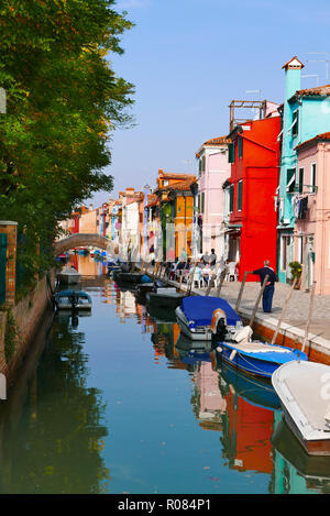 Blick auf den Kanal der hell gestrichenen Häusern auf der Insel Burano in der Lagune von Venedig Italien Stockfoto