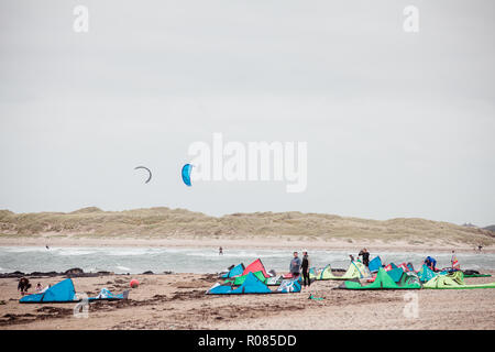 Viele bunte Drachen am Strand, Kitesurfen, Rhosneigr, Anglesey, Nordwales, UK, Stockfoto