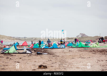 Viele bunte Drachen am Strand, Kitesurfen, Rhosneigr, Anglesey, Nordwales, UK, Stockfoto