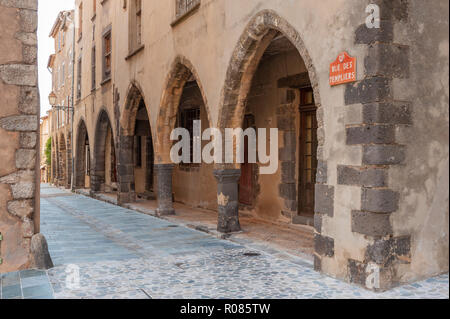 Arkaden in der historischen Rue des Templiers, Grimaud-Village, Var, Provence-Alpes-Cote d'Azur, Frankreich, Europa Stockfoto