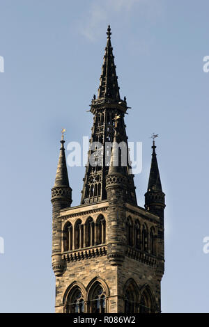 Die gotische Glockenturm und die Turmspitze der Glasgow University, die in der Kelvingrove Park in Glasgow sitzt. Stockfoto