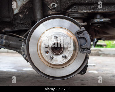 Vorderansicht des neuen Bremsscheibe auf alten Auto close up Stockfoto
