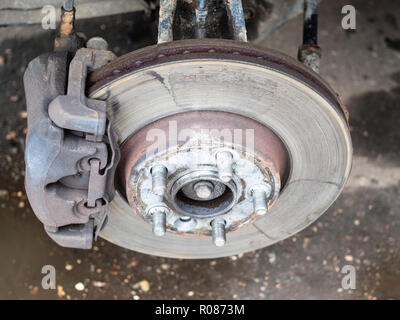 Anzeigen von gebrauchten Bremsscheibe auf alten Auto close up Stockfoto