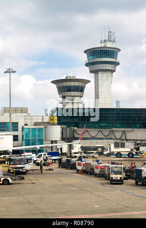 Flughafen Istanbul Atatürk mit kontrolltürmen und Terminal im Hintergrund, Türkei Stockfoto