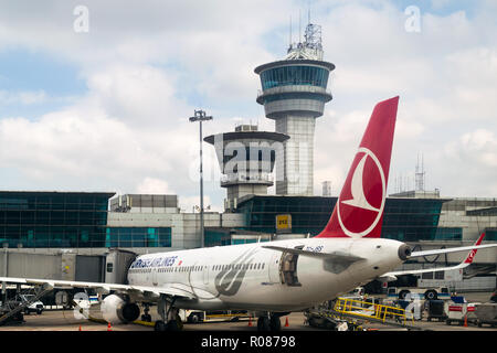 Flughafen Istanbul mit Turkish Airlines Flugzeug am Gate und Kontrolltürmen und Terminal im Hintergrund, Türkei Stockfoto