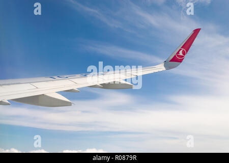 Innenkabine Ansicht einer Turkish Airlines Airbus A321 Flügel fliegen in den Himmel Stockfoto