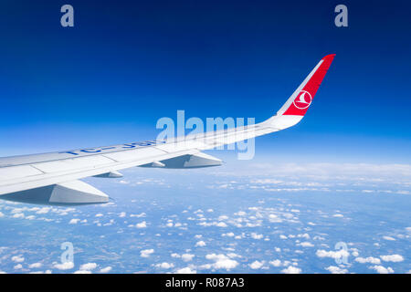 Innenkabine Ansicht einer Turkish Airlines Airbus A321 Flügel fliegen im blauen Himmel über helle Wolken Stockfoto