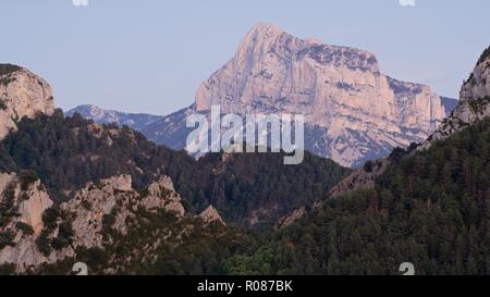 Eine klare Abend Sonnenuntergang am Pena Montanesa Stockfoto