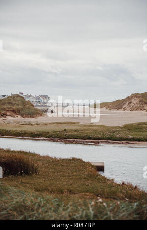 Blick auf Rhosneigr aus durch die Sanddünen auf Cymryan Strand, Anglesey, North Wales, UK Stockfoto