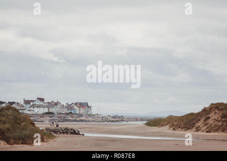 Blick auf Rhosneigr aus durch die Sanddünen auf Cymryan Strand, Anglesey, North Wales, UK Stockfoto