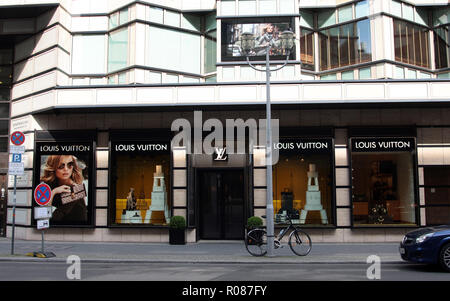 Die Vorderseite des Louis Vuitton Kaufhaus in Berlin. Stockfoto