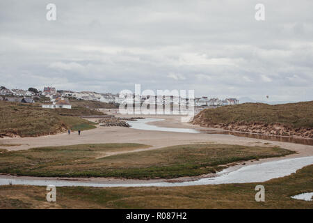 Blick auf Rhosneigr aus durch die Sanddünen auf Cymryan Strand, Anglesey, North Wales, UK Stockfoto