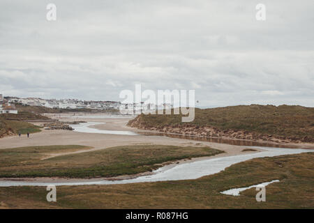 Blick auf Rhosneigr aus durch die Sanddünen auf Cymryan Strand, Anglesey, North Wales, UK Stockfoto