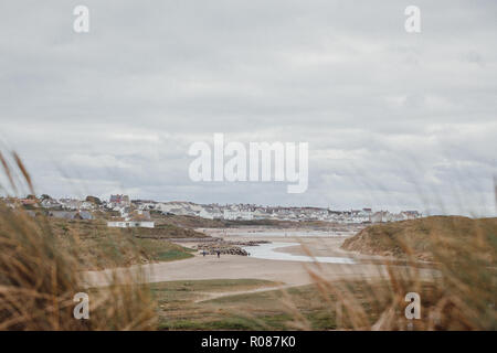 Blick auf Rhosneigr aus durch die Sanddünen auf Cymryan Strand, Anglesey, North Wales, UK Stockfoto