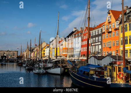 Das historische Gebäude aus dem 17. und 18. Jahrhundert entlang der Nyhavn-kanal, Kopenhagen, Dänemark. Stockfoto