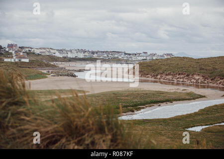 Blick auf Rhosneigr aus durch die Sanddünen auf Cymryan Strand, Anglesey, North Wales, UK Stockfoto