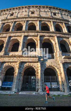 Am frühen Morgen Jogger läuft hinter dem Kolosseum im cenre von Rom, Italien. Stockfoto