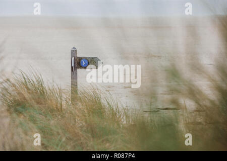 Anglesey öffentlichen Fußweg Anmeldung Cymryan Strand, Traeth Cymryan, Rhosneigr, North Wales, UK Stockfoto