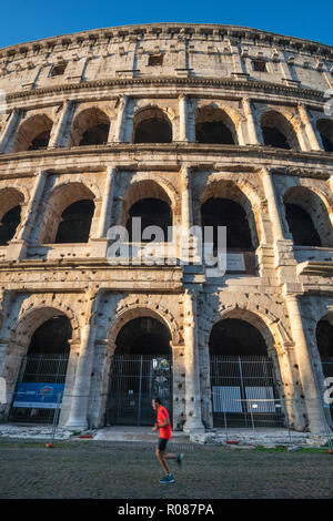 Am frühen Morgen Jogger läuft hinter dem Kolosseum im cenre von Rom, Italien. Stockfoto