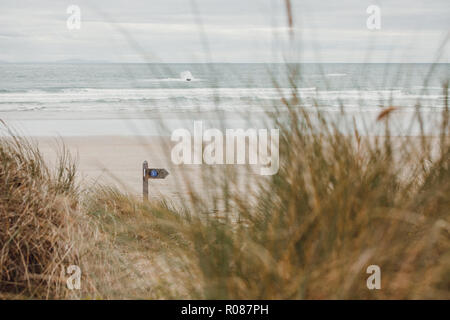 Anglesey öffentlichen Fußweg Anmeldung Cymryan Strand, Traeth Cymryan, Rhosneigr, North Wales, UK Stockfoto