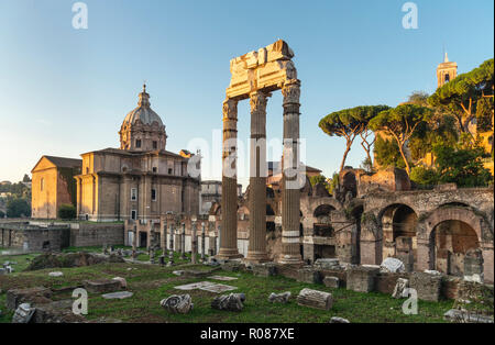 Am frühen Morgen, mit Blick über die Römischen, Forum des Caesar, einer Erweiterung des Forum Romanum, mit dem Tempel der Venus Genetrix im Vordergrund, Ro Stockfoto