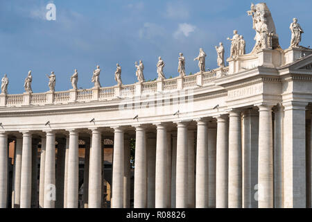 Detail des 17. Cen. Kolonnade in St. Peter's Square, in denen von Gian Lorenzo Bernini entworfen wurde. Im Herzen des Vatikan, Rom, Italien. Stockfoto