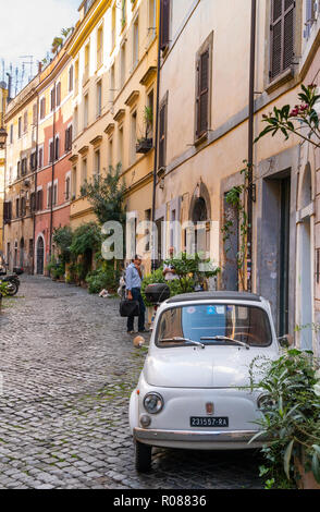 Alten Fiat 500 Auto und bunten alten Häuser im Viertel Trastevere in Rom, Italien. Stockfoto