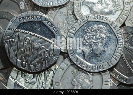 Ein Haufen von Britischen 20 Cent Münzen Stockfoto