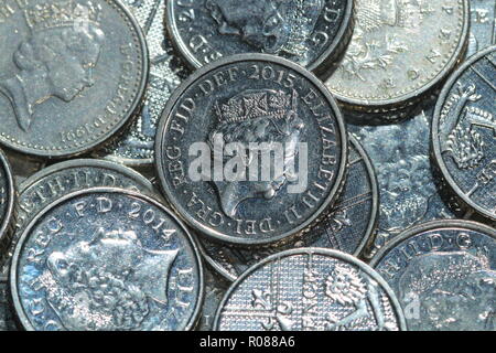 Ein Haufen von 5 Cent Münzen, die Großbritanniens kleinste Silber Münzen, die im Umlauf seit 1990 wurden Stockfoto