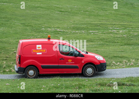 Postman fahren rot Peugeot Partner Royal Mail Post van entlang verlassenen Straße in der Shetlandinseln, Schottland, UK Stockfoto