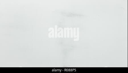 Weiß getünchten strukturierte Zusammenfassung Hintergrund mit Pinsel Pinselstriche in weiß und schwarz lackiert. Abstrakte Malerei Kunst Hintergründe. Handbemalte Stockfoto