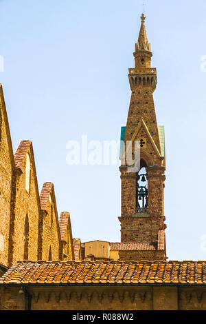 Blick auf den Glockenturm der Kirche Santa Croce in Florenz, Italien, an einem sonnigen Tag. Stockfoto