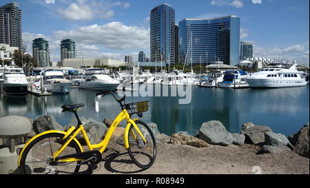 Ein Gelb aus Bike vor San Diego Marina geparkt Stockfoto