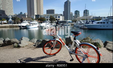 Rot-orange Mofo dockless Fahrrad in San Diego Downtown Stockfoto