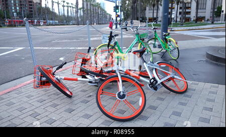 Dockless Fahrräder in einem Haufen auf dem Bürgersteig Stockfoto