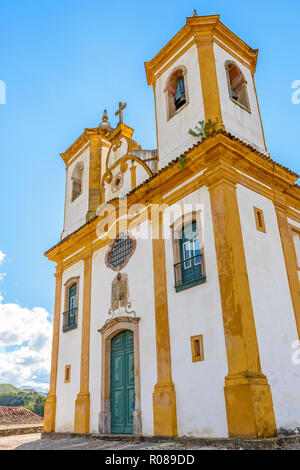 Fassade der Kirche Kirche der Muttergottes von der Barmherzigkeit und Gnade in Belo Horizonte, Minas Gerais mit seinen Fenstern, grosse hölzerne Tür, stone arch und Barock Stockfoto