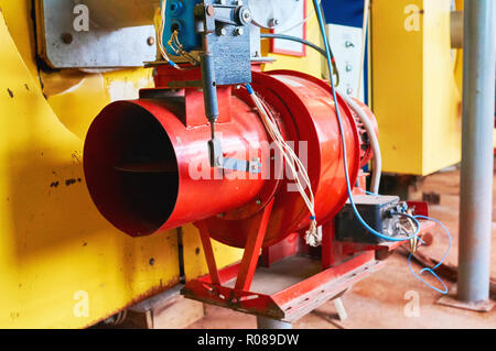 Kessel mit vier großen Kessel Gelb und Rot und Blau Brenner. Stockfoto